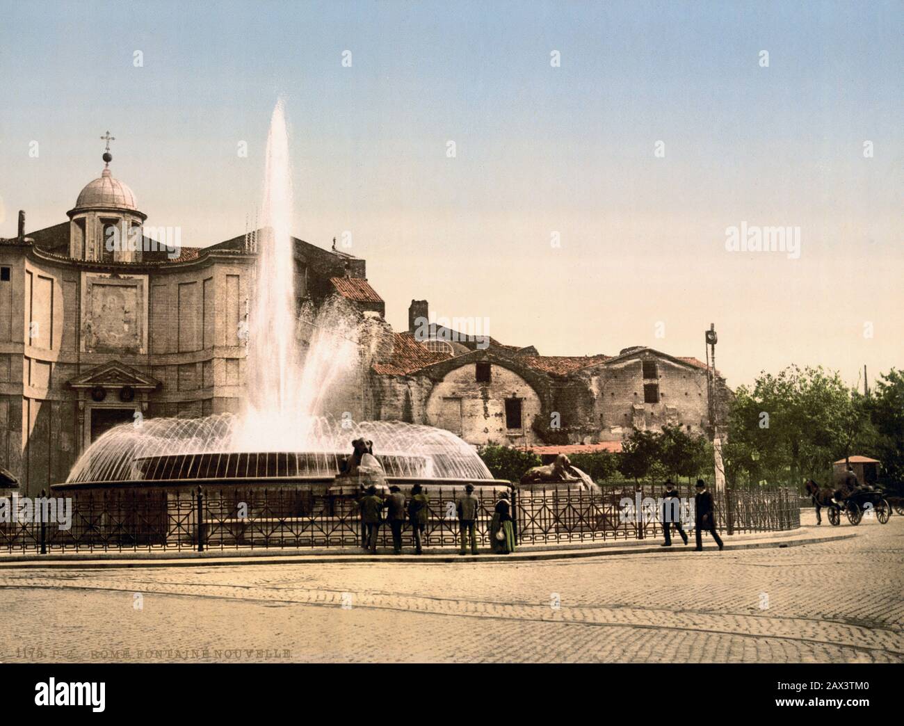 1895 ca. , ROMA, ITALIE : Piazza DELL' ESEDRA ( aujourd'hui Piazza della Repubblica ) avec la fontaine originale ( reconstruit plus tard avec le sculpteur Rutelli NAIADI statues vers 1910 CA, les lions ont été remplacés par la Piazza del Popolo Fontaine d'Obelisco ), En arrière-plan le TERME et l'église DE CHIESA DI SANTA MARIA DEGLI ANGELI . Photocrom print colors édité par Detroit Publishing Co. - CHIESA - ROME - LAZIO - ITALIA - FOTO STORICHE - HISTORY - GEOGRAFIA - GEOGRAPHY - ARCHITETTURA - ARCHITECTURE - fontana - BELLE EPOQUE - fontaine --- Archivio GBB Banque D'Images