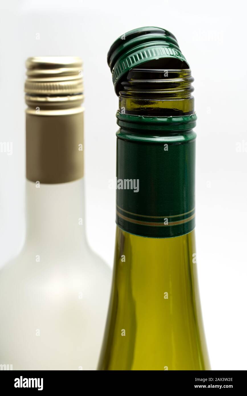 Visser les bouchons de bouteille dans les couleurs vert et blanc Photo  Stock - Alamy