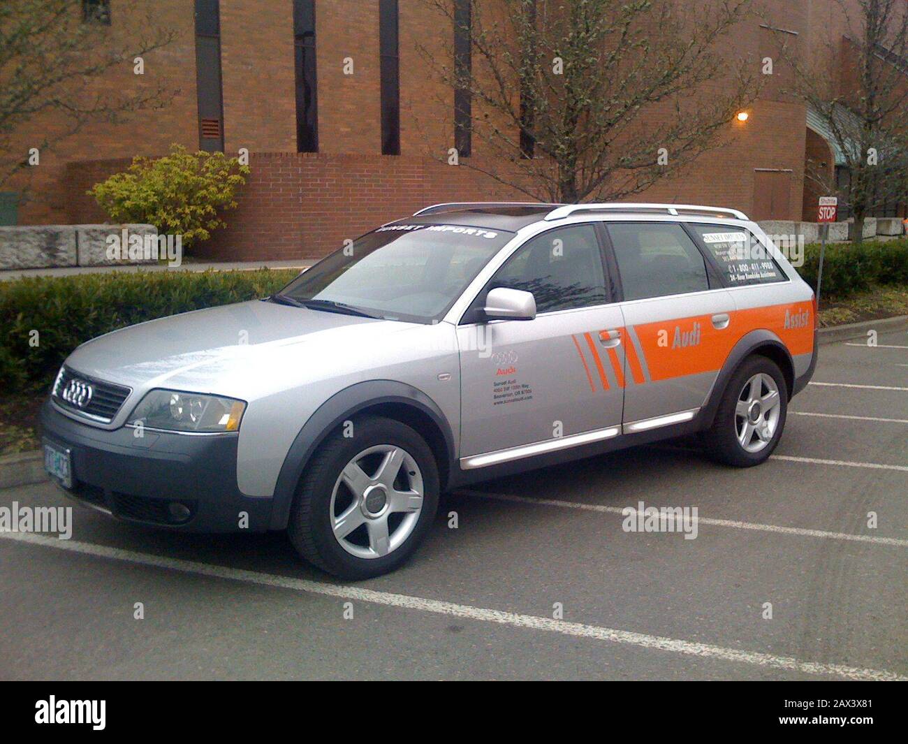 English : une photo d'un 2001 Audi Allroad Audi de l'aider. Le véhicule est  essentiellement disponible à l'exception de la présence d'une grande boîte  à outils dans l'espace de chargement pour aider