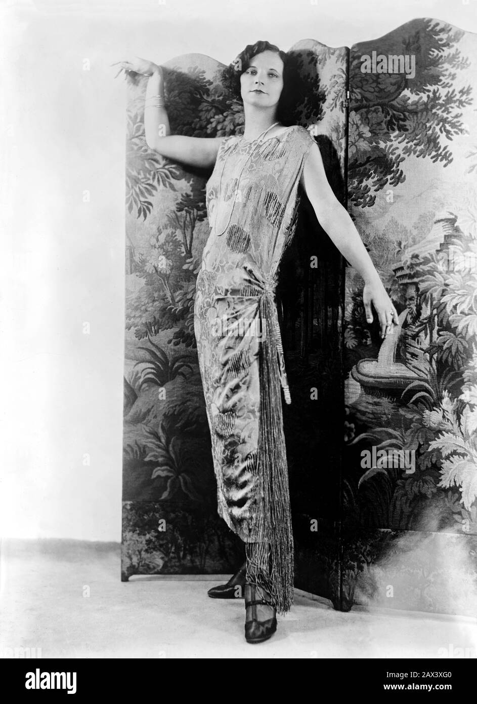 1922 CA , New York , États-Unis : l'actrice BILLIE WESTON ( Billy weston ) . Billy Weston, une actrice, anciennement avec le DÉFILÉ DE MODE de Baltimore et dit répéter pour une partie dans le Greenwich Village Follies , a été emmené à l'hôpital Bellevue le jour 10 septembre 1922, le matin souffrant d'une overdose de drogues ou de bichloride d'empoisonnement au mercure . - TEATRO - BROADWAY - ZIGFIELD FOLLIES - DANSEUSE de femme - ballerina - THÉÂTRE - THÉÂTRE - MODA - MODE - ANNI VENTI - 20's - '20 - chaussures - scarpe - seta - soie - ART DÉCO - paravento - frangia - frange - franges - collana - collier - poire Banque D'Images