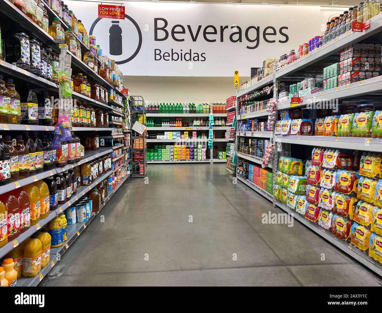 Orlando,FL/USA -2/6/20 : l'allée de boissons d'un magasin Walmart Superstore avec jus, thé et boissons gazeuses de divers fabricants. Banque D'Images