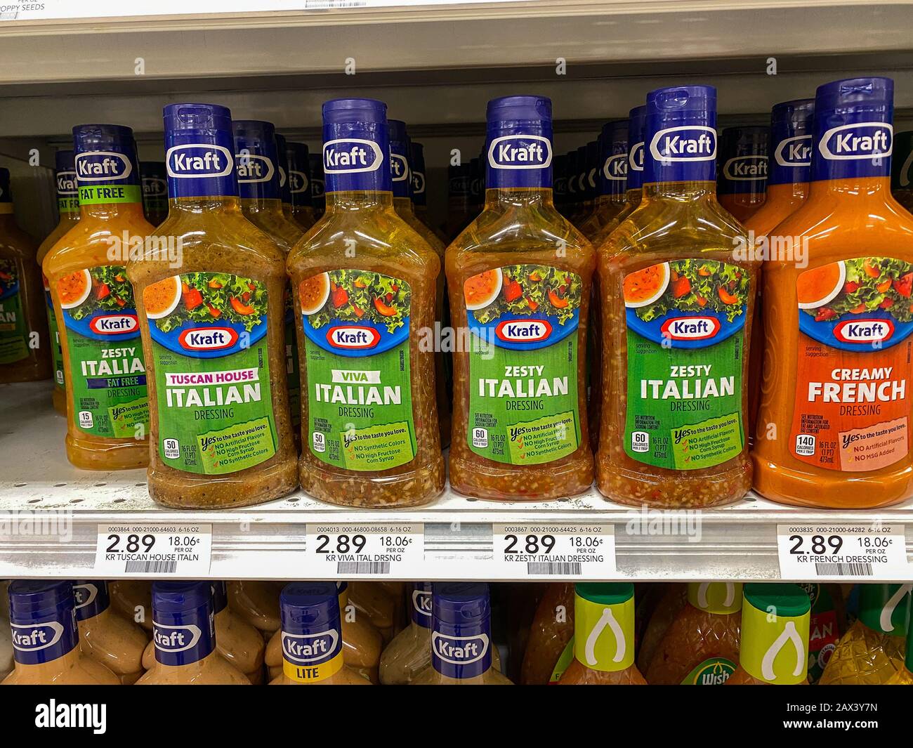 Orlando,FL/USA -2/8/20:l'exposition Kraft Salad dressing d'une épicerie Publix. Le pansement Kraft Salad est vendu et fabriqué par Kraft Foods et o Banque D'Images