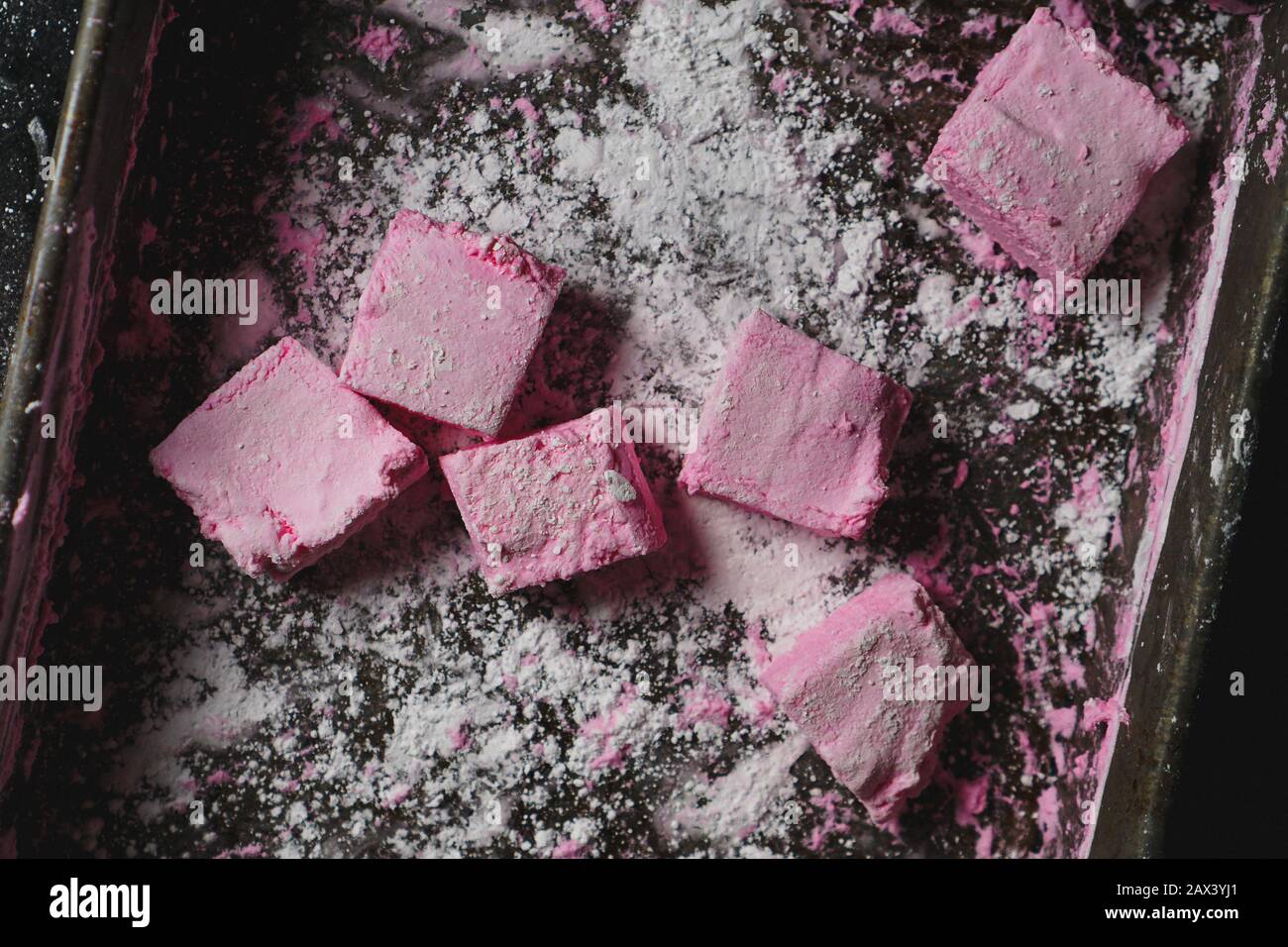 Guimauve rose maison dans une poêle Banque D'Images