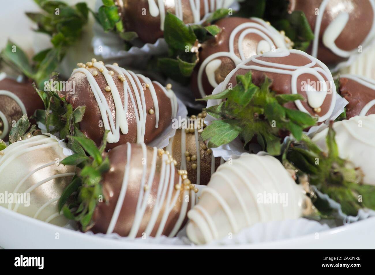 fraise recouverte de chocolat sur la plaque de la table. Banque D'Images