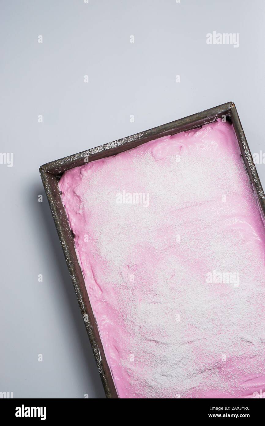 Guimauve rose maison dans une poêle Banque D'Images