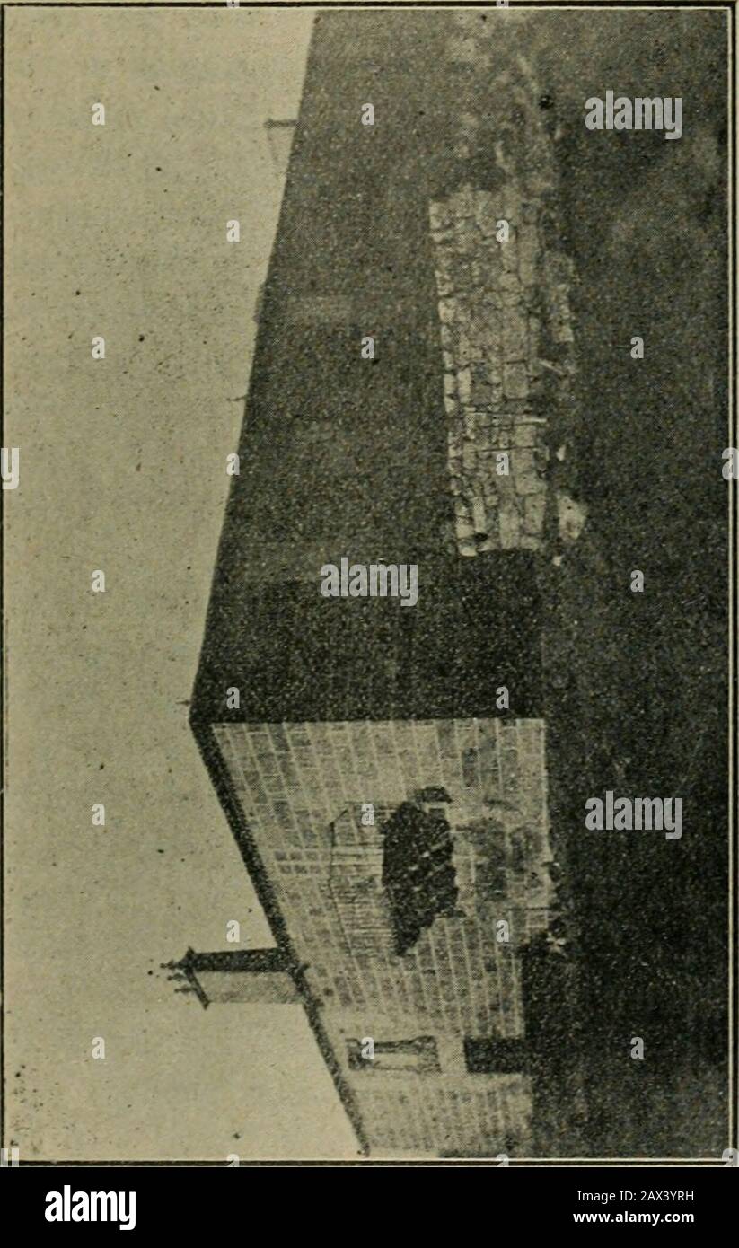 EM marcha para a 2 aincursão; da concentrição ao erguer do bivaque de Soutilinho da Raia para o ataque a ChavesCroquis das plantas das marchas e combates desenhados pelo alferes Alberto Bra ., sem o movimento e azáfama da montagem daartilaria. Comme praças, embuçadas nas mantas dir-se-iam EM MARCHA 77 monjes esquecidos nas pedras dum logradoiro con-ventual, descriptivas succintas e evocatorias fixadas. Nos azulejos muradura une claustro. Emquanto nãochegaram os dois automóveis com as armas, o espaçodo quadrilátero pertenceu á artilharia, ás carretas. 78 EM MARCHA PARA A 2.» INCURSÃO ás muare Banque D'Images