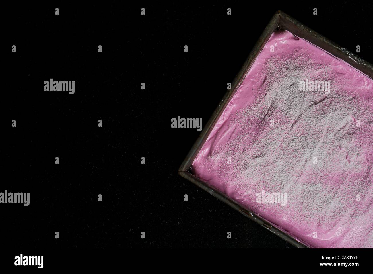Guimauve rose maison dans une poêle Banque D'Images