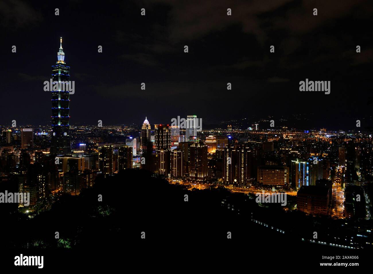 Gratte-ciel Taipei 101 et ses environs vu la nuit d'une colline voisine. Taipei, Taïwan Banque D'Images