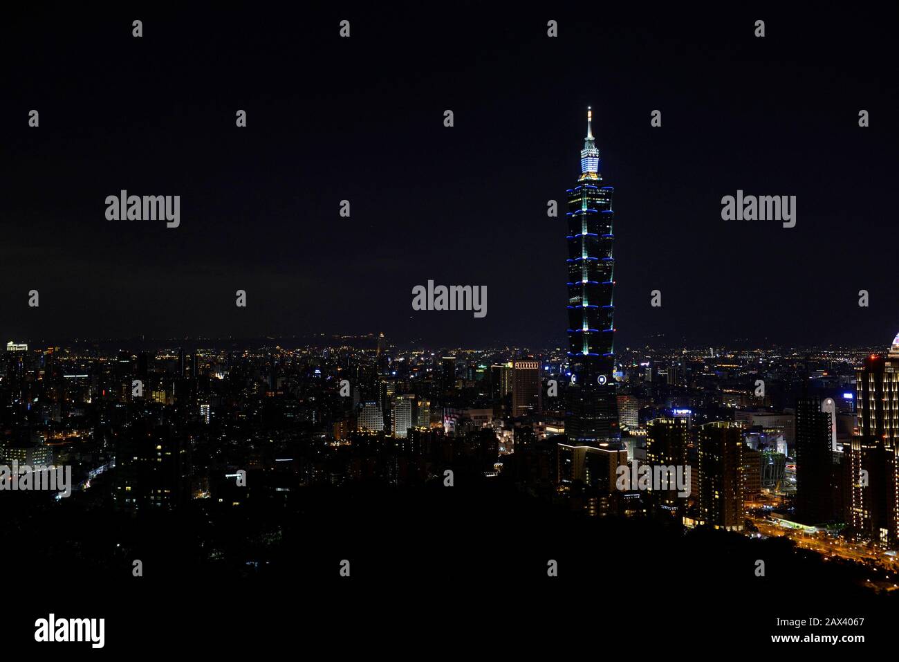 Gratte-ciel Taipei 101 et ses environs vu la nuit d'une colline voisine. Taipei, Taïwan Banque D'Images