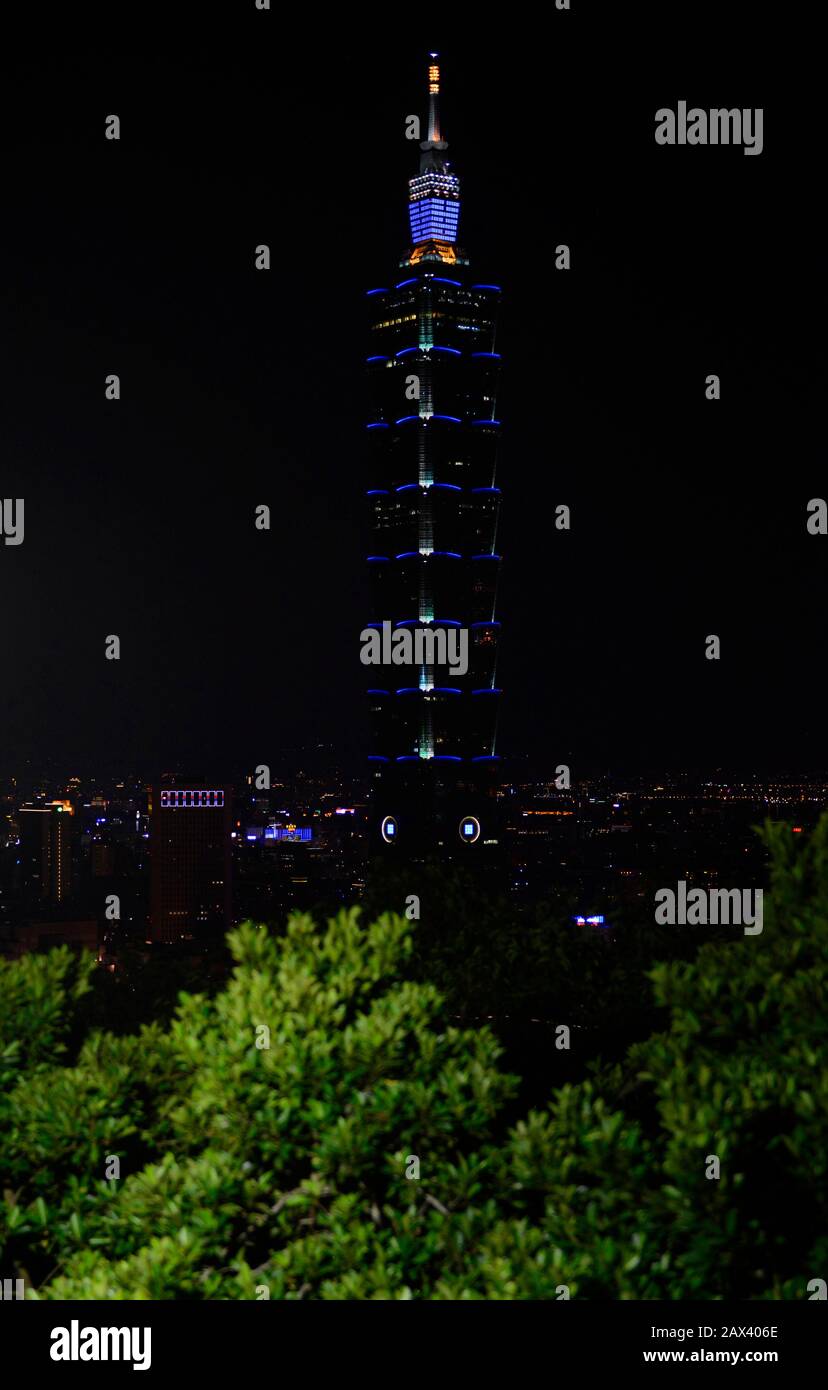 Gratte-ciel Taipei 101 vu la nuit d'une colline voisine. Taipei, Taïwan Banque D'Images