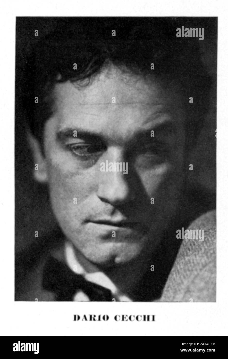 1957 , ITALIE : le peintre italien , designer de costumes et écrivain DARIO CECCHI ( 1918 – 1992 ) . Dario Cecchi était le frère de LA plus célèbre femme italienne joueuse de film SUSO CECCHI d'AMICO ( 1914 - 2010 ). Dario a écrit la biographie des peintres italiens Tiziano Vecellio et Giovanni Boldini ( U.T.E.T. ), a également écrit une biographie sur l'excentric Belle Epoque italien Marchesa Luisa Casati Stampa ( Inchiostro Blu , Ritz ) - SCRITTORE - LITTÉRATURE - LETTERATURA - LETTERATURA - ARTS - ARTE - BIOGRAFO - PITTORE - PEINTRE - SCENOGRAFO - SCENOGRAFIA - COSTUMISTA - SCENOGRAFO - SET DESIGNER - CINE Banque D'Images