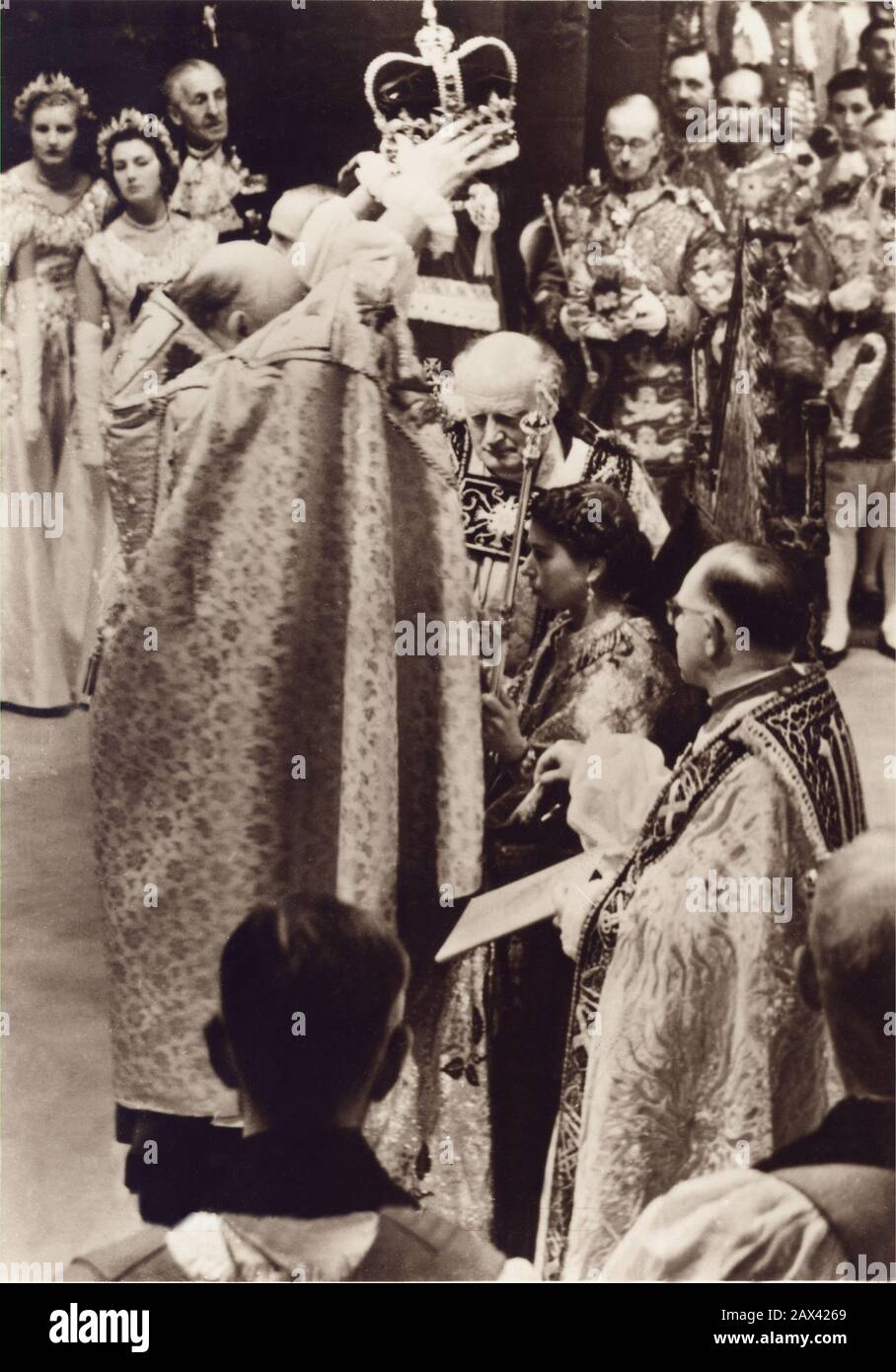 1953, 2 juin , Abbaye de Westminster , Londres , Angleterre : le couronnement de la reine ELIZABETH II d'Angleterre ( née en 1926 ). - REALI - ROYALTIES - nobili - Nobiltà - noblesse - GRAND BRETAGNA - GRANDE-BRETAGNE - INGHILTERRA - REGINA - WINDSOR - Maison de Saxe-Coburg-Gotha - couronne - couronne - Collana - bijoux - gioiello - gioielli - bijoux - famille ROYALE - FAMIGLIA REALE - Incoronazione - diamante - diamanti - diamantés ----- ARCHIVIO GBB Banque D'Images