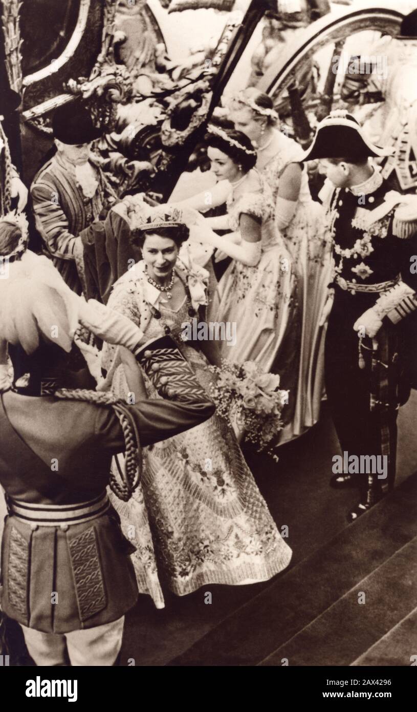 1953, 2 juin , Abbaye de Westminster , Londres , Angleterre : le jour du couronnement, arrivant de la reine ELIZABETH II d'Angleterre ( née 1926 ) à l'abbaye de Westminster . - REALI - ROYALTIES - nobili - Nobiltà - noblesse - GRAND BRETAGNA - GRANDE-BRETAGNE - INGHILTERRA - REGINA - WINDSOR - Maison de Saxe-Coburg-Gotha - couronne - couronne - Collana - bijoux - gioiello - gioielli - bijoux - famille ROYALE - FAMIGLIA REALE - Incoronazione - diamante - diamanti - diamantés ----- ARCHIVIO GBB Banque D'Images