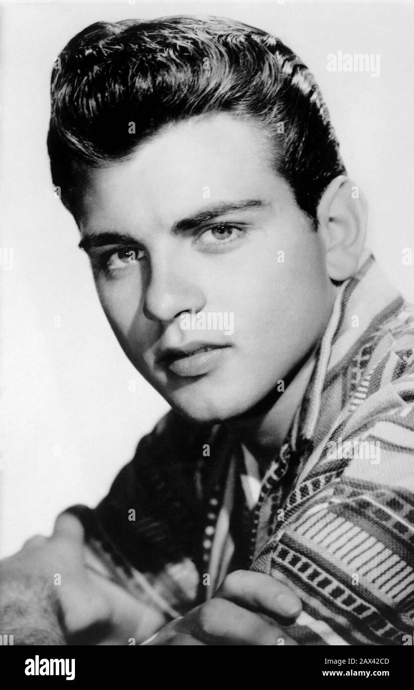 1957 CA : la célèbre chanteuse DE Rock' n Roll et acteur de cinéma FABIAN ( née Fabiano forte , 6 février 1943 Dans le Sud de Philadelphie ) . Fabian, était un idole de l'adolescence américain de la fin des années 1950 et du début des années 1960. Il est passé à la prééminence nationale après avoir effectué plusieurs fois sur American Bandstand. Onze de ses chansons ont atteint la liste Billboard Hot 100. Fabian a été sous-traité à Fox du 20ème siècle à partir de Don Siegel's Hound-Dog Man, basé sur le roman de Fred Gipson. Il est apparu dans plus de 30 films . Il a été rédigé mais rejeté pour le service militaire pendant la guerre du Vietnam. Selon USMC Banque D'Images