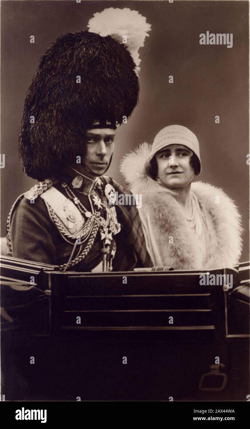 1937 CA , Londres , Angleterre : le roi GEORGE VI et la reine ELIZABETH , père et mère de future reine ELIZABETH II d'Angleterre ( née 1926 ), carte postale officielle de propagande avec les résidences royales du château de Windsor , Balmoral , Buckingham Palace and Sandringham House - REALI - ROYALTIES - nobili - Nobiltà - noblesse - GRAND BRETAGNA - GRANDE-BRETAGNE - INGHILTERRA - REGINA MADRE ELISABETTA - WINDSOR - Maison de Saxe-Coburg-Gotha - FAMILLE ROYALE - FAMIGLIA REALE - colbacco zzese - granatière -- ARCHIVIO GBB Banque D'Images
