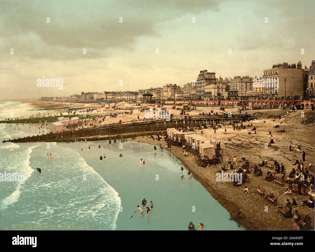 1905 ca. , BRIGHTON , EAST SUSSEX , GRANDE-BRETAGNE : la vue de la jetée et de la plage . Les couleurs d'impression Photocrom éditées par Detroit Publishing Co. Sont la partie majeure de la ville de Brighton et Hove (formée des villes précédentes de Brighton, Hove, Portslade et plusieurs autres villages) dans le Sussex oriental, en Angleterre sur la côte sud de la Grande-Bretagne. À des fins administratives, Brighton et Hove ne font pas partie du comté non métropolitain de East Sussex, mais font partie du comté cérémonial de East Sussex, dans le comté historique de Sussex . L'ancienne colonie de Brightthelmstone date Banque D'Images