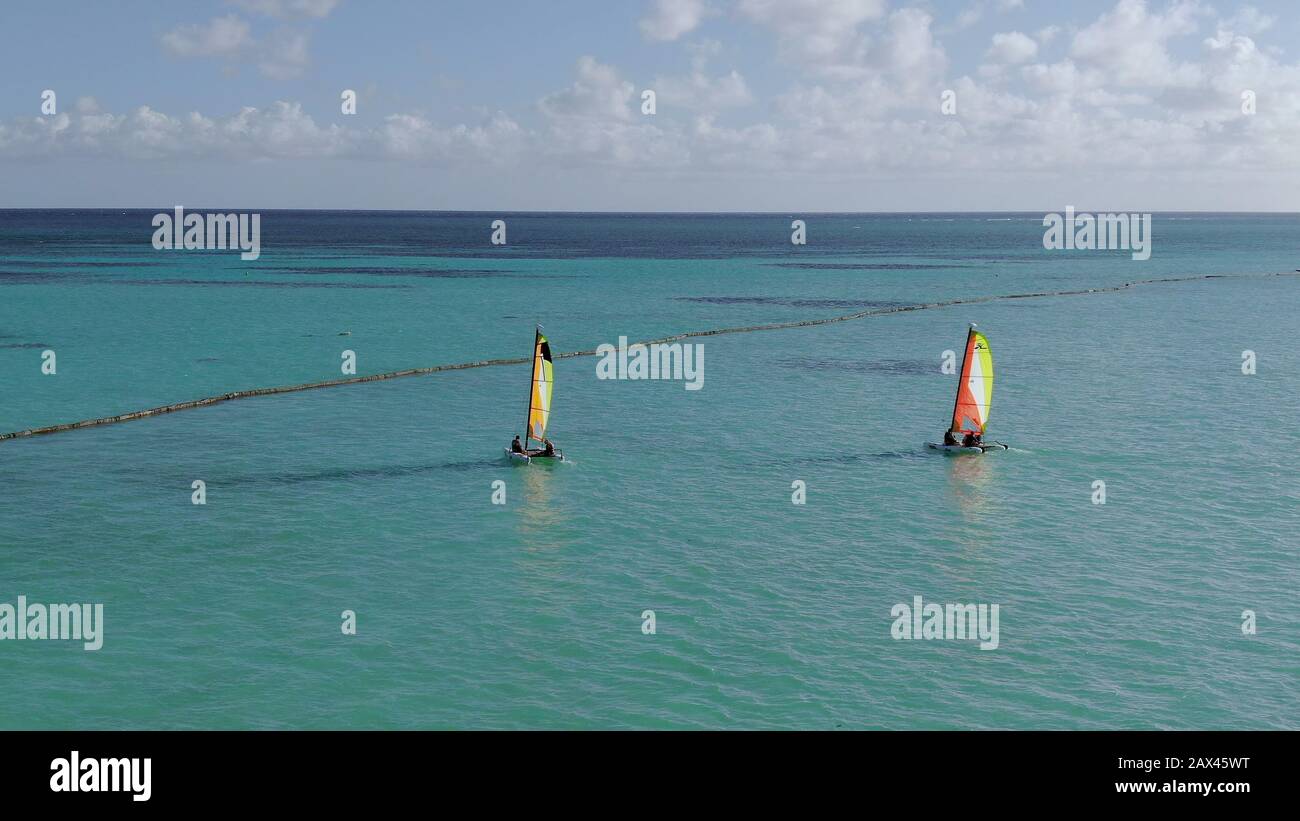 Éditorial - Deux petits catamarans naviguent dans la mer des Caraïbes de Turuoise, le plaisir de sports nautiques et la recréatine dans le paradis tropical à Punta Cana, République dominicaine Banque D'Images