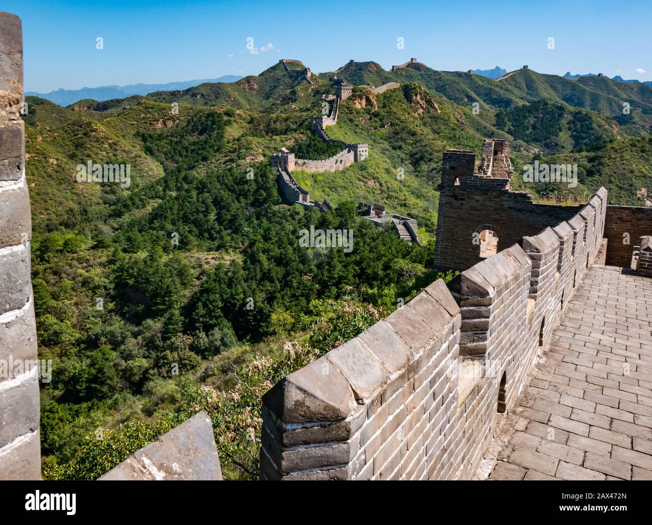 La dynastie Ming Jinshanling Grande Muraille de Chine avec des tours de guet menant à distance sur la crête de montagne, Chine, Asie Banque D'Images