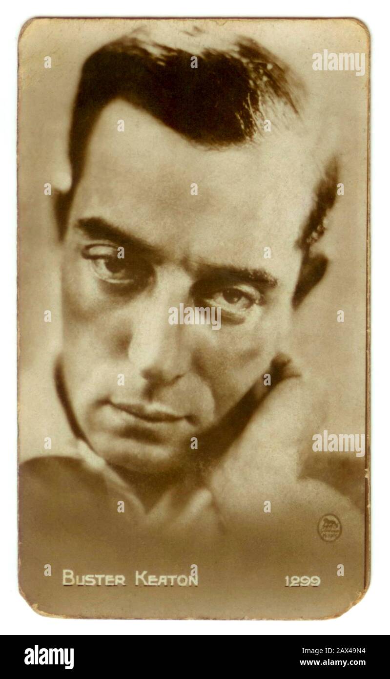 1930 co , États-Unis : l'acteur et réalisateur américain de cinéma silencieux BUSTER KEATON ( 1895 - 1966 ) , Carte de cigarette de tabac - FILM SILENCIEUX - CINÉMA MUTO - portrait - ritratto - regista cinématographiques - attore - comico - tie - cravatta - col - coletto - COMICO - chaussures - chapeau - cappello - fourrure - ANNI TRENTA - 30's - '30 - figurine ------ ARCHIVIO GBB Banque D'Images
