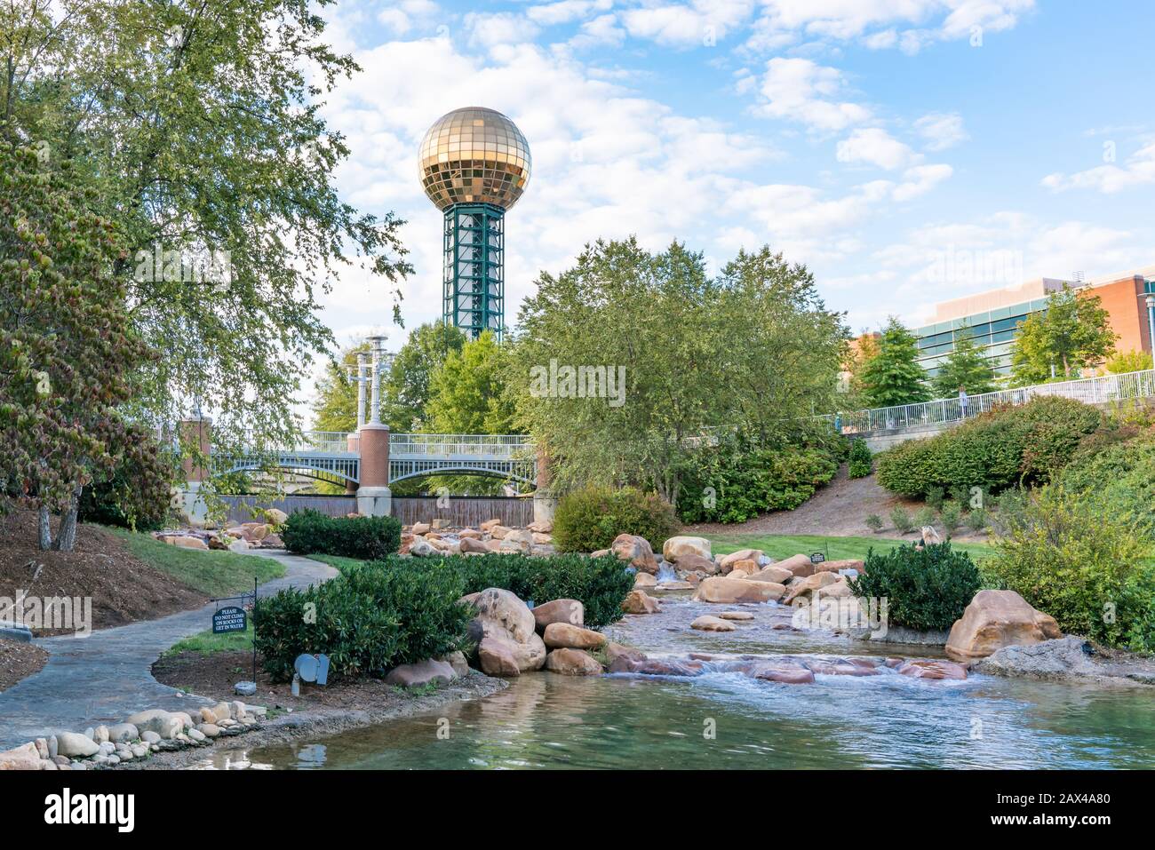 Knoxville, TN - 9 octobre 2019: Golden Sunsphere au parc des expositions du monde dans le centre-ville de Knoxville Banque D'Images