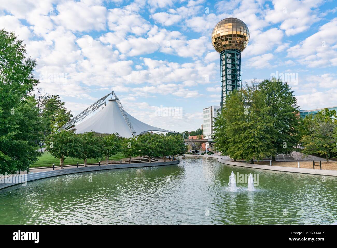 Knoxville, TN - 9 octobre 2019: Golden Sunsphere au parc des expositions du monde dans le centre-ville de Knoxville Banque D'Images