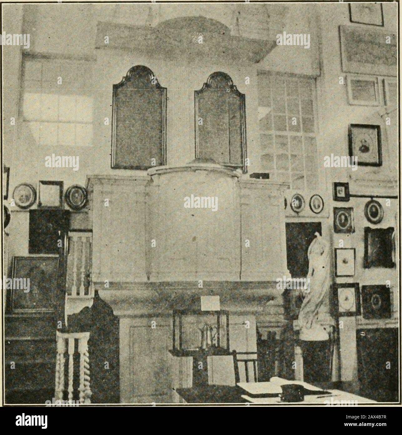 Prêt exposition d'antiquités et de heirlooms sous les auspices de la société historique de Newport . nging à O. H. Perry. 181 une plaque appartenant à Jane Stuart. 183 un pichet bleu de la Boston State House. 16 prêté par Mme Lorillard Spencer: 183 boule de canon révolutionnaire creusée sur Redoute sur Halidon Hill. Prêté par Mlle A. E. King: 184 Cliintz, une partie de rideaux à coucher vers 1770. Prêté par John W. Burnett : 185 boîte de tabac à priser argent, date vers 1780. Prêté par Mme Joseph Rowland: 186 petit pichet d'argent, 1757. 187 Panier bon-bon, 1776. 188 petit pichet plaqué argent, 1776. 189 bol argent à assortir, Banque D'Images