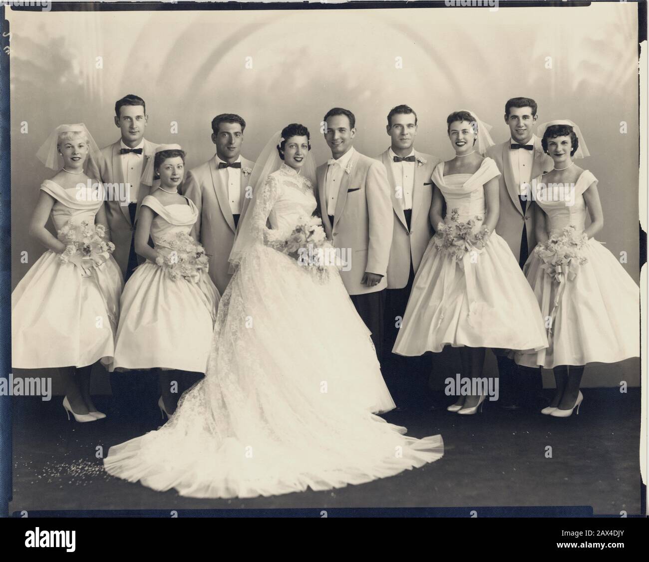 1958 CA, CHICAGO , USA : une robe de mariage d'immigrants italiens de 2ème  génération nés aux Etats-Unis . Photo de Christian Duvivier , Studio  ParisUniversal , Chicago - NOZZE - abito
