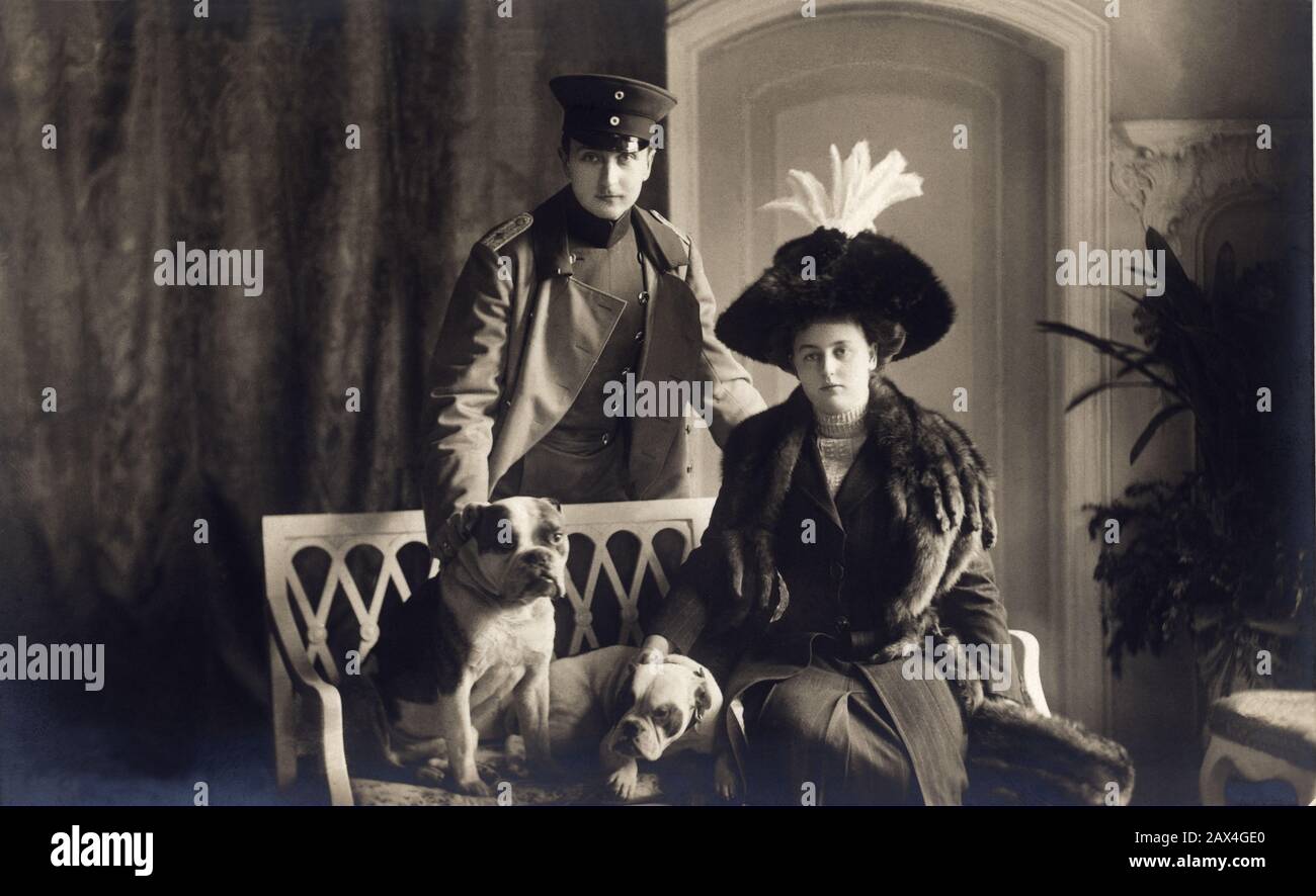 1908 Ca , Potsdam , ALLEMAGNE : Prince August Wilhelm de Prusse ( 1887–1949 ), appelé Auwi, quatrième fils de Kaiser WILHELM II ( Guglielmo II ) HOHENZOLLERN , roi de Prusse, empereur d'Allemagne ( 1859 - 1941 ). Marié le 22 octobre 1908 avec la princesse ALEXANDRA VICTORIA du Schleswig-Holstein-Sonderburg-Glucksburg ( 1887 - 1957 ). Du mariage né un seul fils: Alexander Ferdinand de Prusse ( 1912 - 1985 ). Le couple a divorcé le 16 mars 1920. Elle se marie ensuite à Arnold Rumann le 7 janvier 1922 à Grunholz et divorcée en 1933 . - REALI - ROYALTIES - NOBLESSE - Nobiltà - Schles Banque D'Images