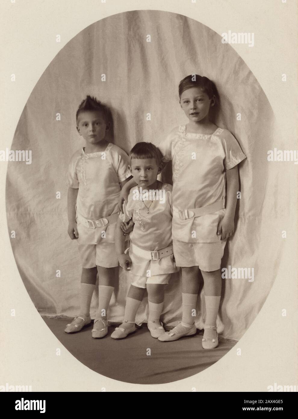1910 , Potsdam , Allemagne : Les 3 fils du Kaiser WILHELM II ( Guglielmo II ) HOHENZOLLERN ( 1859 - 1941 ) , fils du prince héritier Wilhelm d'Allemagne et de la duchesse Cecilie de Mecklembourg-Schwerin . La première fut WILHELM Friederich ( 1906 - 1940 ), plus tard marié à Dorothea von Salviati ( 1907 - 1972 ) et le successeur direct du trône de la Prusse, mais officiellement renoncé à ses droits royaux en 1933 pendant la période Naziste . Les deux autres sont : le prince Louis Ferdinand ( 1907 - 1994 ) marié à Kira Kirilovna de Russie et le prince Hubertus Karl Wilhelm ( 1909 - 1950 ) il épousa la baronne M. Banque D'Images