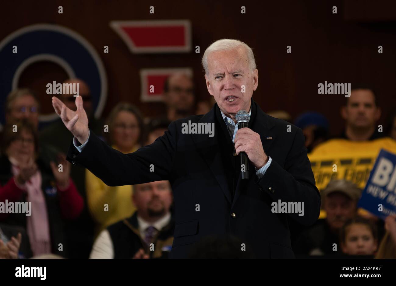 L'ancien vice-président américain Joe Biden campagne à Hampton, N.H., aux États-Unis, le 9 février 2020, pendant le primaire présidentiel du New Hampshire. Banque D'Images L'ancien vice-président américain Joe Biden campagne à Hampton, N.H., aux États-Unis, le 9 février 2020, pendant le primaire présidentiel du New Hampshire. Banque D'Images