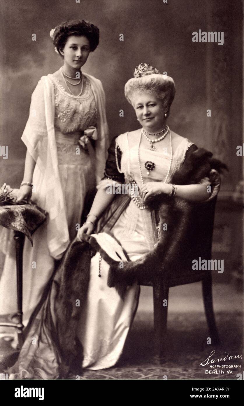 1910 ca. , Berlin , Allemagne : un rare portrait de la princesse allemande VICTORIA LOUISE ( Viktoria , 1892 - 1980 ) avec la mère Augusta Victoria du Schleswig-Holstein ( 1858 - 1921 ), la seule fille de l'empereur et roi de Prussien Kaiser WILHELM II ( Guglielmo II ) HOHENZOLLERN ( Berlin 1859 - Doorn , Utrecht 1941 ) petit-fils de la reine Victoria d'Angleterre . Marié en 1913 au prince Ernst Août de HANOVRE , duc DE BRAUNSCHWEIG ( 1887 - 1953 ) . Photo de Sandau , Berlin - imperatore - Germania - Prusse - REALI - ROYALTIES - nobilta'tedesca - GERMANIA - noblesse - portrait - ritratto Banque D'Images