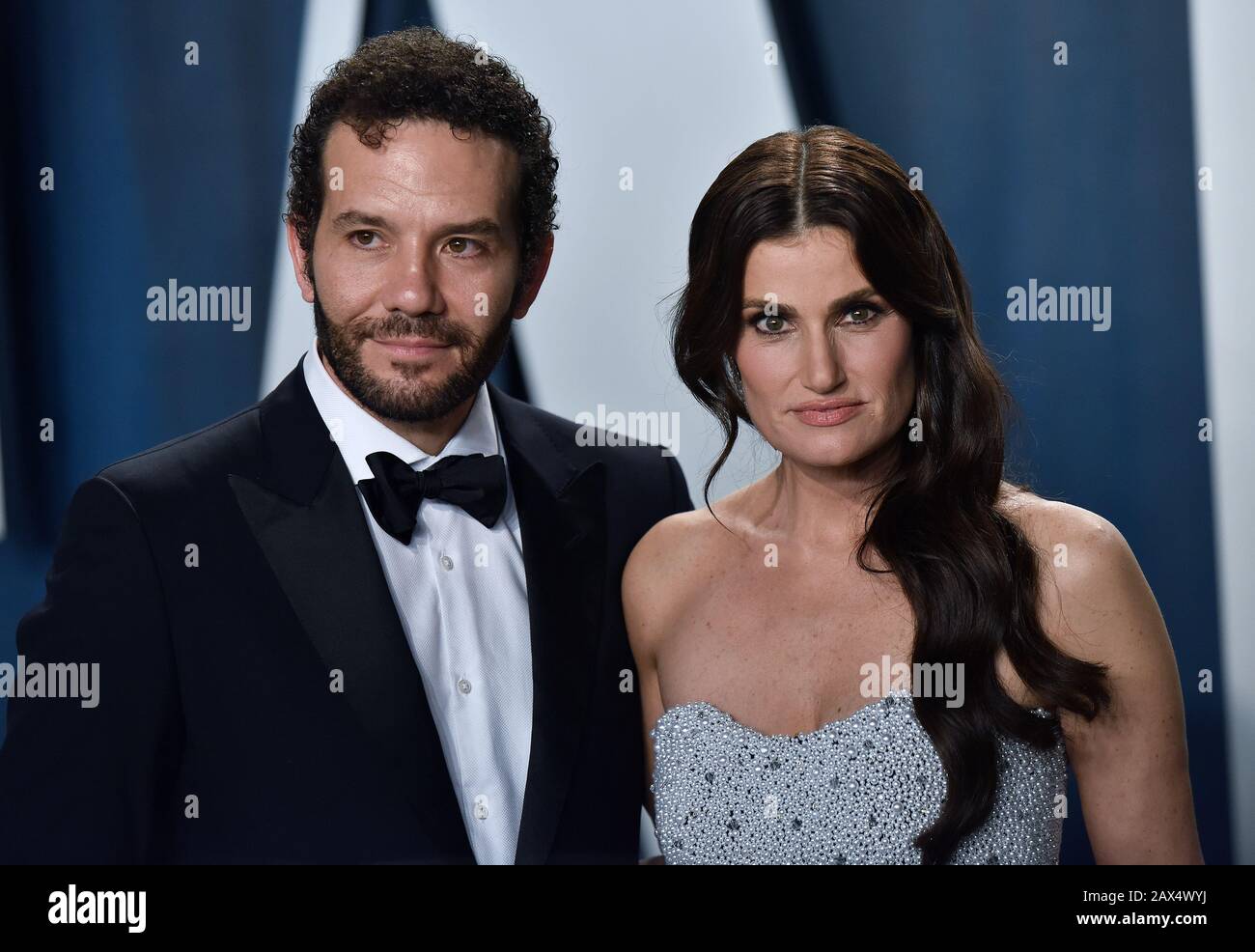 Beverly Hills, États-Unis. 10 février 2020. Idina Menzel (R) et Aaron Lohr arrivent pour le Vanity Fair Oscar Party au Wallis Annenberg Center for the Performing Arts à Beverly Hills, Californie, le 9 février 2020. Photo de Chris Chew/UPI crédit: UPI/Alay Live News Banque D'Images