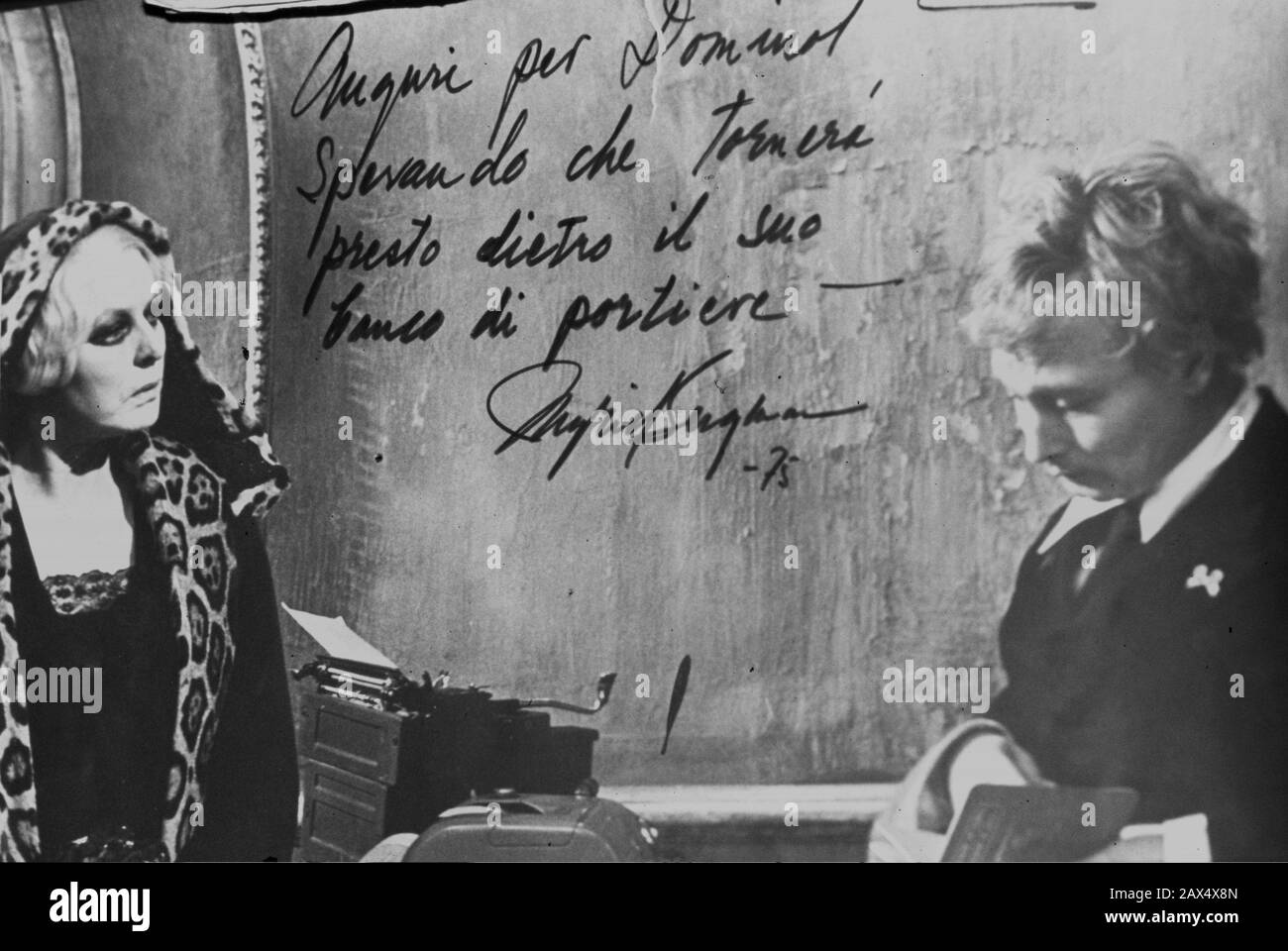 2001 , décembre , Rome , Italie : L'ancienne femme impersonator interprète , artiste visuel et chanteur , l'acteur DOMINOT ( né Antonio Iacono , 1930 - 2014 ) dans son Cabaret BAROOTAN 4 BELLEZZE ( Via di Panico 23 ) Montrer une photo autographiée vintage avec lui et l'actrice INGRID BERGMAN pendant la photo du film une affaire DE TEMPS ( 1976 - NINA ) par Vincente Minnelli - Dominot était déjà UN acteur GAY pour Fellini à LA DOLCE VITA ( 1960 ) - Artista - attore - travestito - cantante - propriétaire de bar de nuit - Roma - travestite - Homosexualité - Homosexuel - omosessuale - omosessualità - no de lieu Banque D'Images
