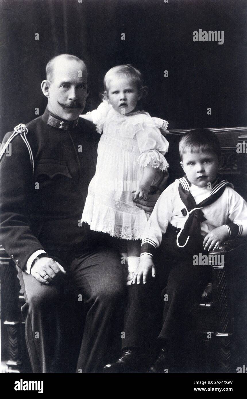 1904 c., GRÈCE : le roi de Grèce KOSTANTINOS I ( 1868 - 1923 ) avec ses fils PAVLOS I ( 1901 - 1964 ) , futur roi de Grèce de 1947 , et princesse IRENE ( 1904 - 1974 ) Future épouse du prince italien duc Aimone di Spoleto Aosta di Savoia de 1939 - Glucksburg de la Maison DE HOLSTEIN , Princes allemands du Danemark - PAOLO - PAUL - COSTANTINO - REALI - REDEVANCE - nobili - noblesse - personnalité quand était jeune enfant - personalità da piccoli bambini - da giovani - uniforme militaire - robe de marin - vestito alla marinara - portrait - ritratto ---- Archivio GBB Banque D'Images