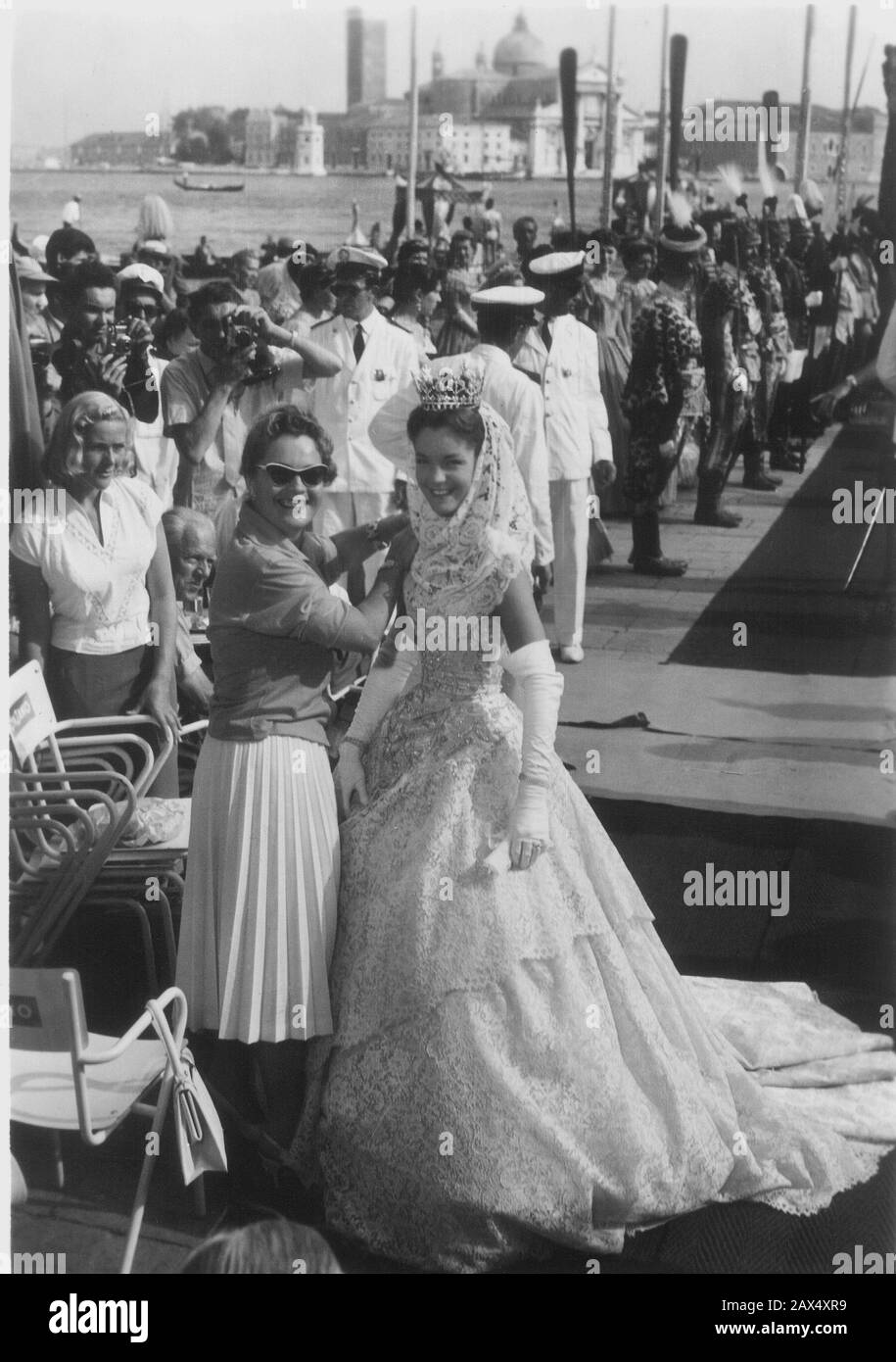 1956 , Venise , ITALIE : l'actrice autrichienne ROMY SCHNEIDER ( 1938 - 1982 ) avec sa mère MAGDA SCHNEIDER ( 1909 - 1996 ) lors de la réalisation du film ' SISSI : Schicksals jahre einer Kaiserin ' ( 1957 - SISSI : GIONVUT' d'UNA IMPERATRICE ) Par Ernst Marischka - ATTRICE - FILM - CINÉMA - ASBURGO - ABSBURGO - portrait - ritratto - sorriso - tiara - couronne - diamanti - diamants - diamante - diamant - bijoux - bijou - bijoux - gioiello - gioielli - pizzo - dentelle - Venezia - Italia - Making of - kit de films - occhiali - lunettes --- Archivio GBB Banque D'Images