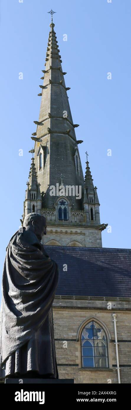 Statue du Cardinal Patrick O'Donnell devant la spire néo-gothique victorienne et la cathédrale St Eunan à Letterkenny , Comté de Donegal, Irlande. Banque D'Images