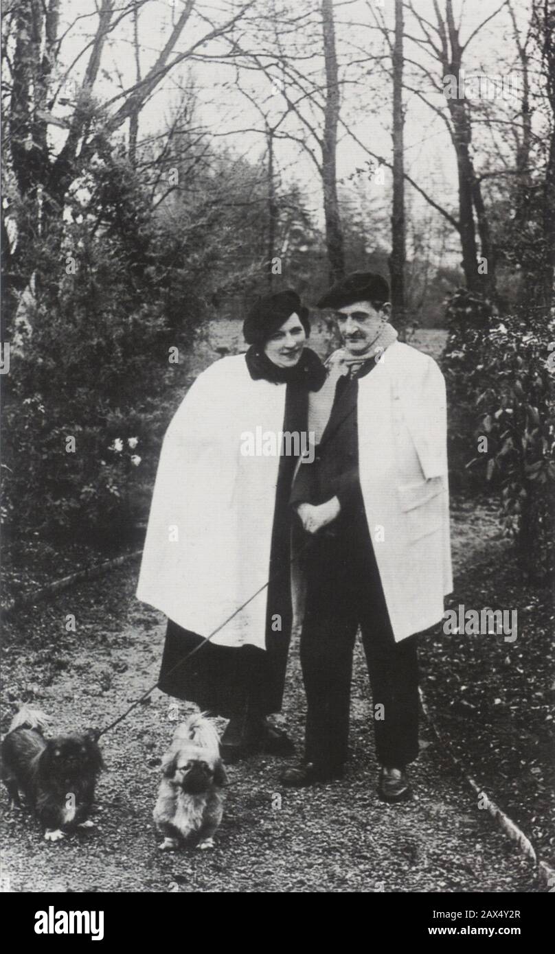 1930 : France : le peintre impressionniste français MAURICE UTRILLO ( 1883  - 1955 ) Avec sa femme Lucie Pauwels - IMPRESSIONOMONOMO - ARTE - ARTS -  cani pechinesi - animaux de