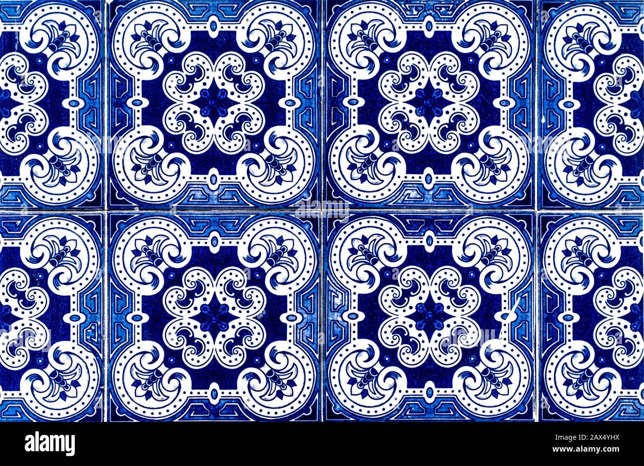 Azulejos carreaux traditionnels portugais avec motif floral bleu sur fond blanc. Banque D'Images