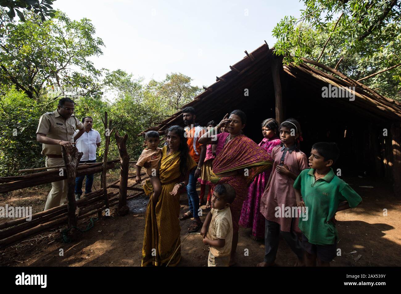 Les empires illégaux de la communauté tribale Sheppard en territoire forestier ont été enlevés par l'officier forestier de rang et son équipe dans AAJRA taluka, district de Kolhapur de Maharashtra, États occidentaux de l'Inde. Ils ont reçu un avis et le temps de prendre leur enrochemin illégal mais n'ont pas réussi à le retirer. L'officier forestier de l'aire de répartition a effectué le retrait mécanique de l'empiètement qui se trouvait sur le territoire forestier. Les tribus starte s'opposant mais plus tard ont coopéré. Les agents forestiers ont déclaré que de tels empiétements encouragent les activités illégales ainsi que le braconnage et le trafic de la vie sauvage. Cette région de pour Banque D'Images