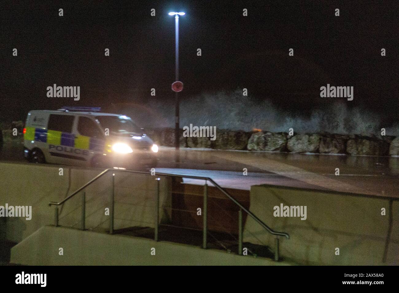 Sandylands Promenade Morecambe, Lancashire, Royaume-Uni. 11 février 2020. Le Conseil de Lancaster City a installé les panneaux de tempête sur les défenses de la mer alors que les vents forts ont fouetté la marée de 10,15 m sur la marée haute 00.44 crédit: Photographier Nord/Alay Live News Banque D'Images