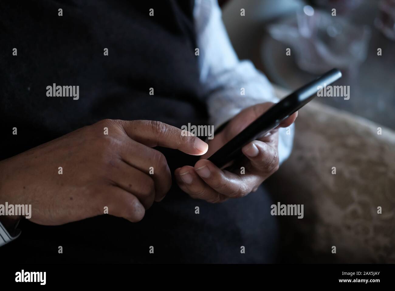 Gros plan sur l'utilisation d'un smartphone par un homme senior Banque D'Images