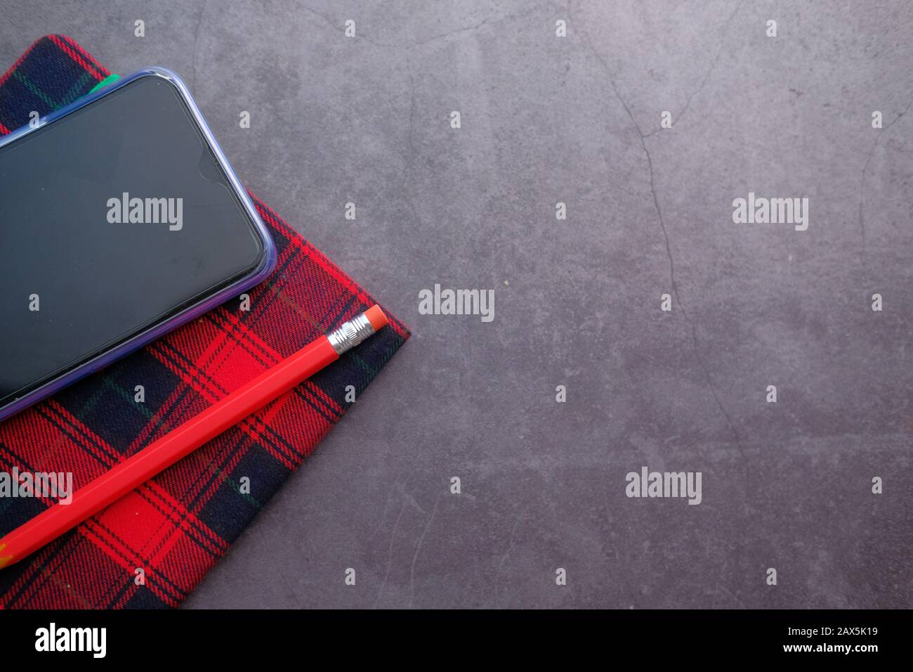 vue de dessus du smartphone et du bloc-notes sur la table Banque D'Images