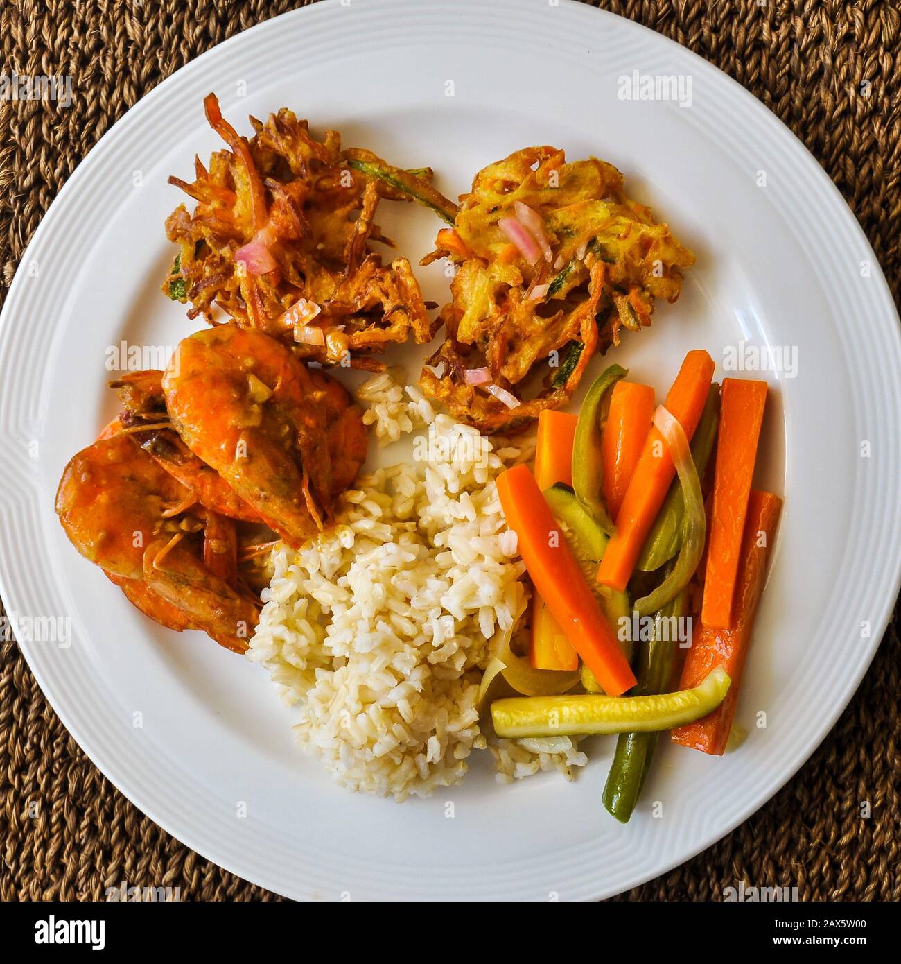 Repas philippin simple - riz brun, crevettes battues, légumes battues, beignets de crevettes (ukoy) Banque D'Images