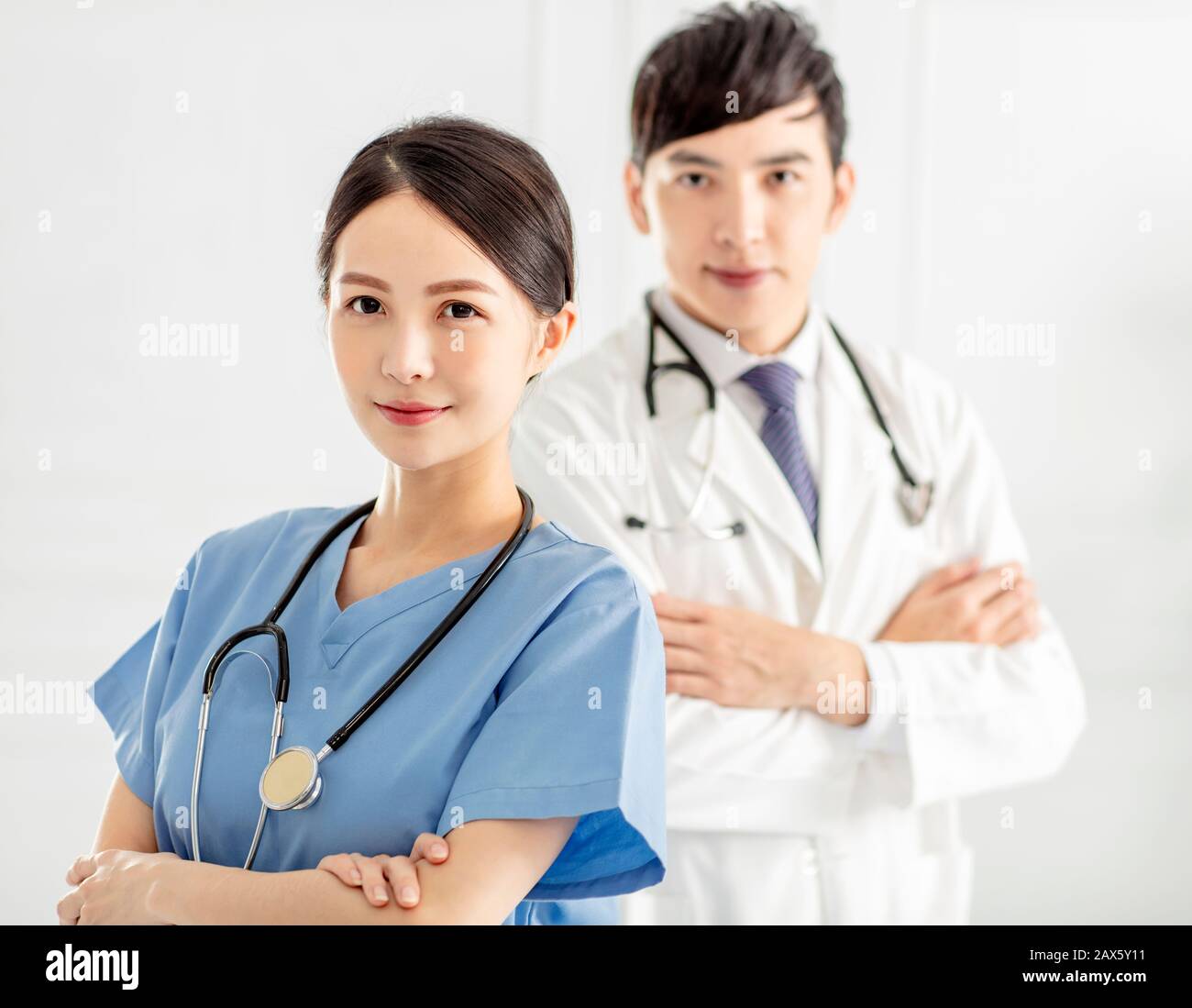 Deux médecins souriants intelligents et professionnels Banque D'Images