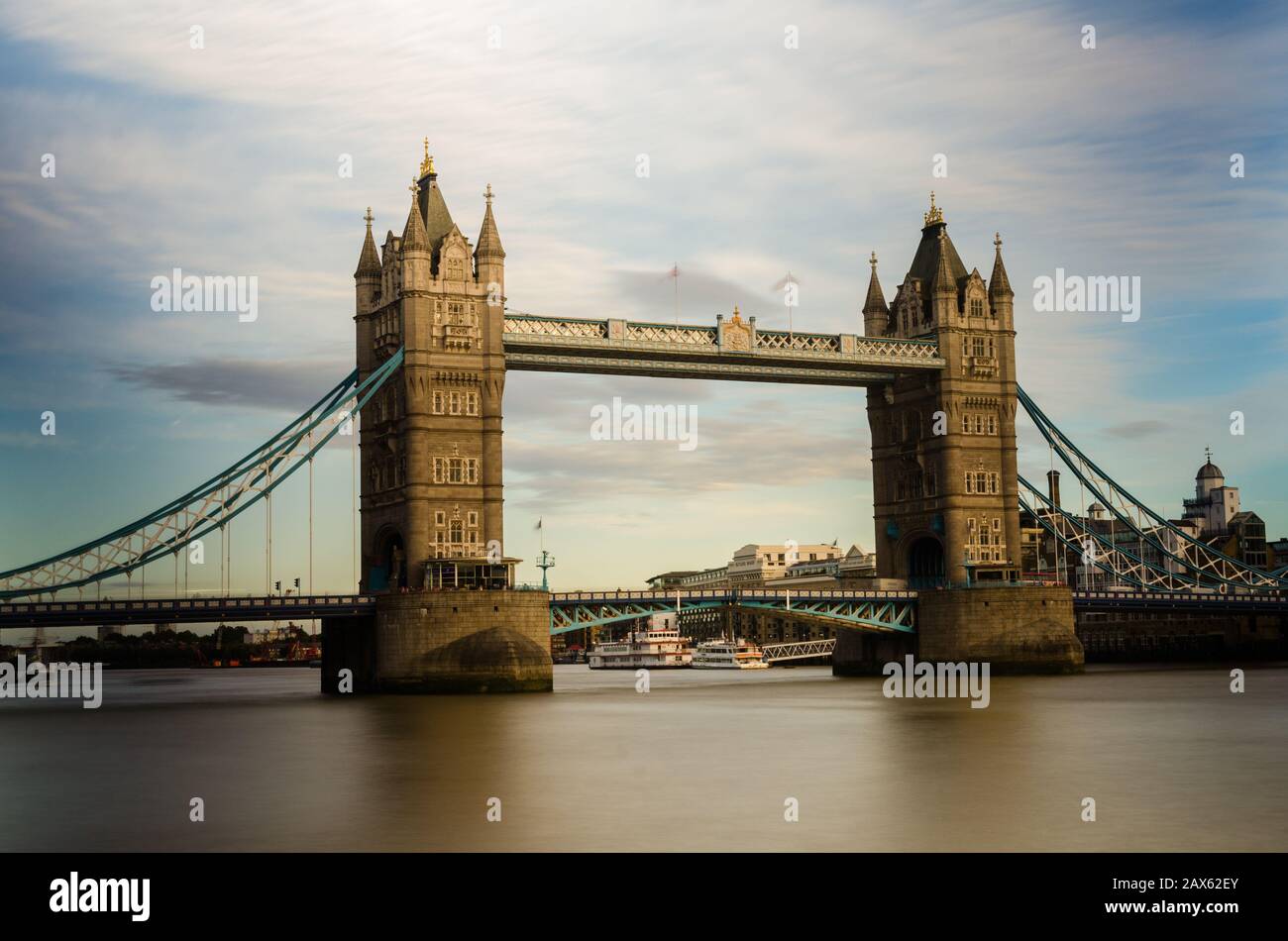 Le Tower Bridge de Londres au coucher du soleil Banque D'Images