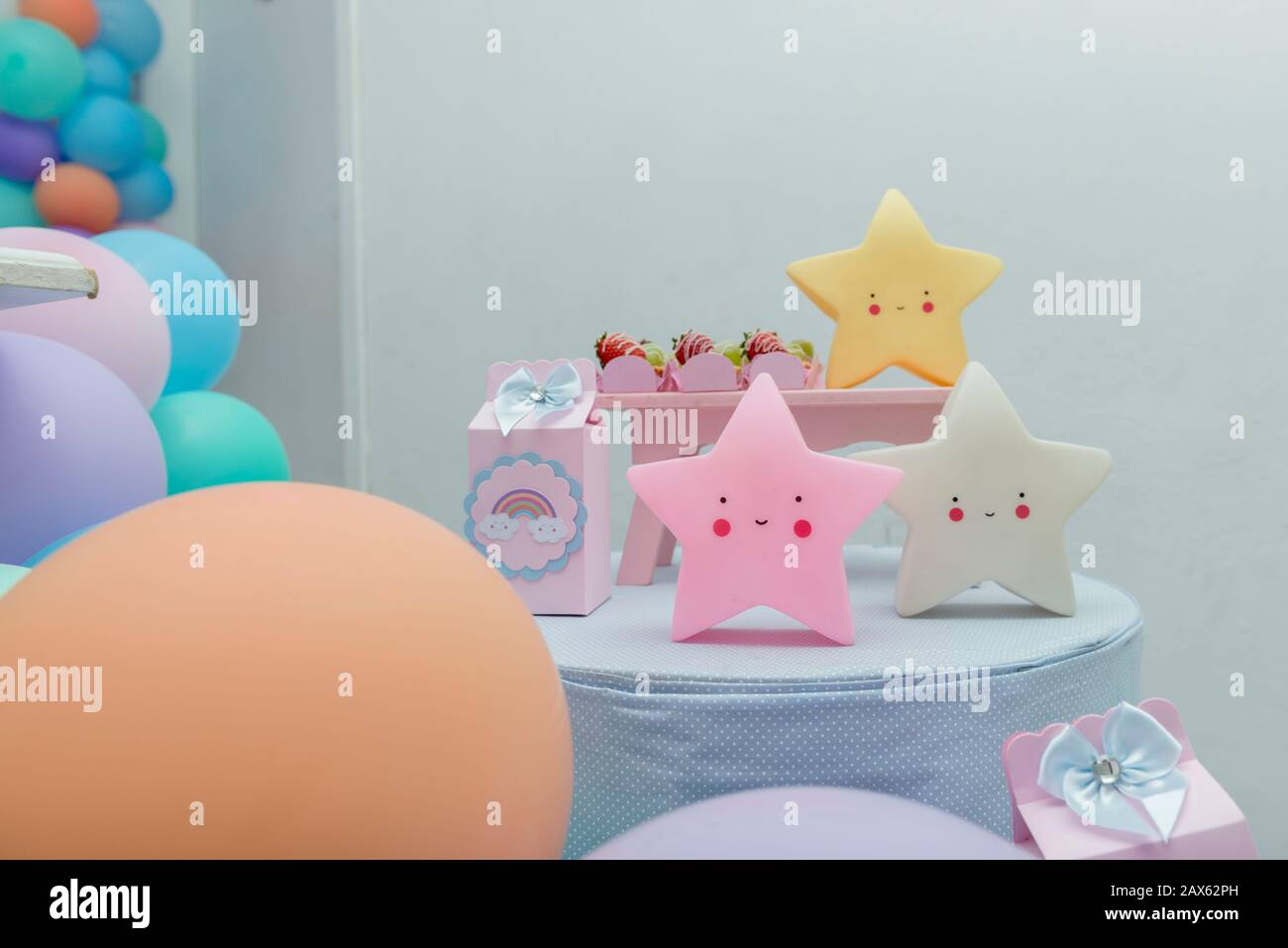 Decoration D Anniversaire Avec De Jolies Etoiles Colorees Pluie D Amour Des Etoiles Super Mignons Souriant Fete Des Enfants Avec Decor Mignon Photo Stock Alamy