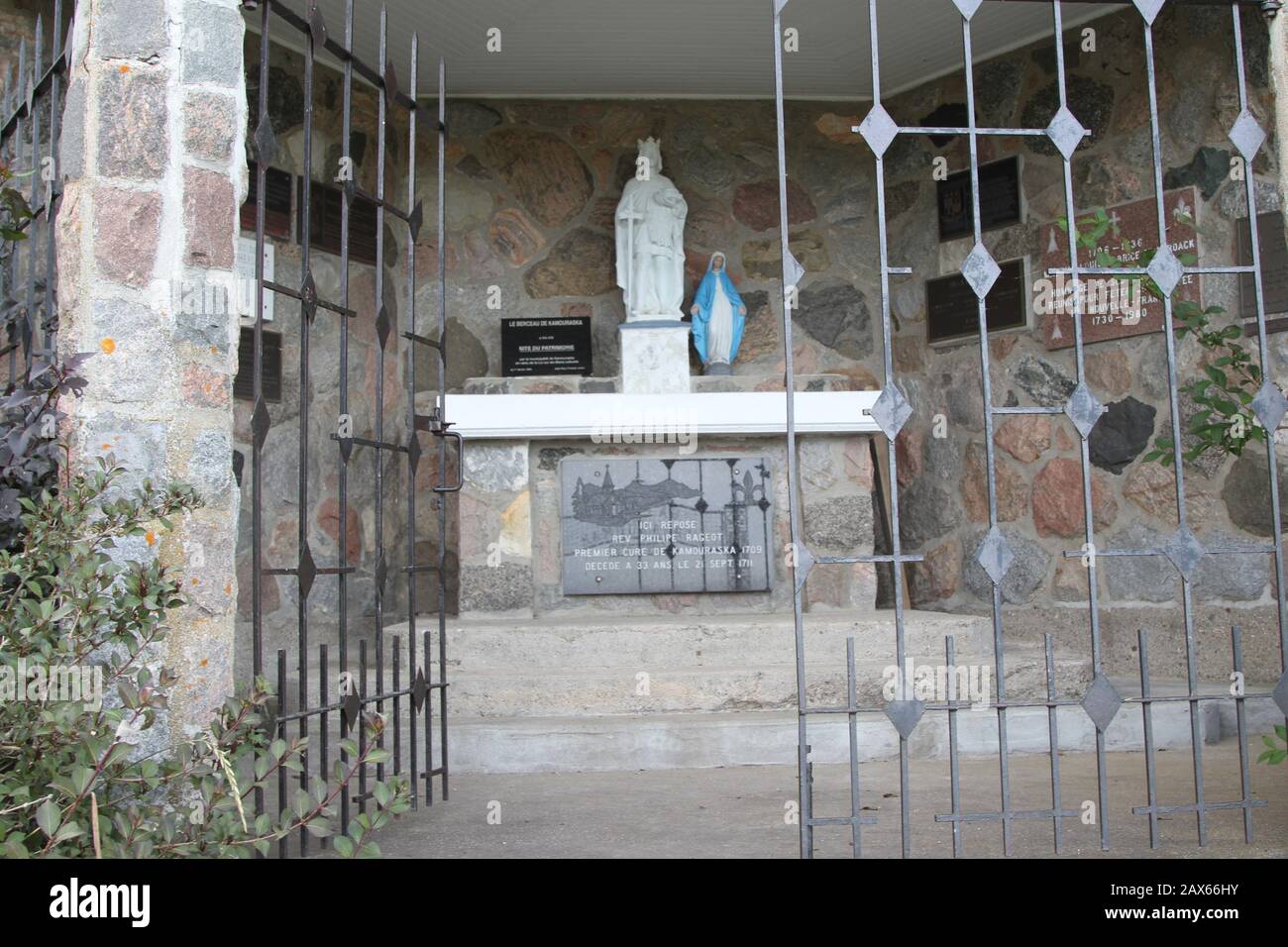 Berceau (berceau) de Kamouraska est un site patrimonial qui comprend une chapelle souvenir en pierre de champ, avec un autel et une statue Banque D'Images