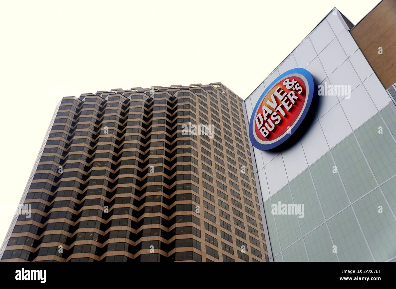 La Nouvelle-Orléans, Louisiane, États-Unis - 2 février 2020 - la vue de l'hôtel Dave and Buster's and Hyatt House dans le centre-ville Banque D'Images