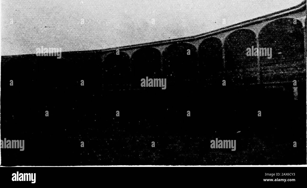 Sous la croix du Sud en Amérique du Sud . PEDDLER DE LAIT, LIMA. Bull RING, LIMA VILLE DES KINGS 119 une partie de la journée, c'est-à-dire, de 3 à 5 heures dans l'après-midi, à l'heure où le trafik est le plus grand et les foules presque comme denseas ceux à l'aune des comptoirs de négociation d'un département de New York des affaires vendredi. Mais ils diffèrent très largement d'une nouvelle Yorkfoule, dans la mesure où il n'y a pas de ruée, pas de hâte, pas d'agitation, pas de délire du tout, pas de femmes frénétiques qui se bousculatent, se poussent et se serrent les uns contre les autres pour aller à la rencontre. Il y a commande et décorum andénery un est aussi calme que si tous étaient présents Banque D'Images