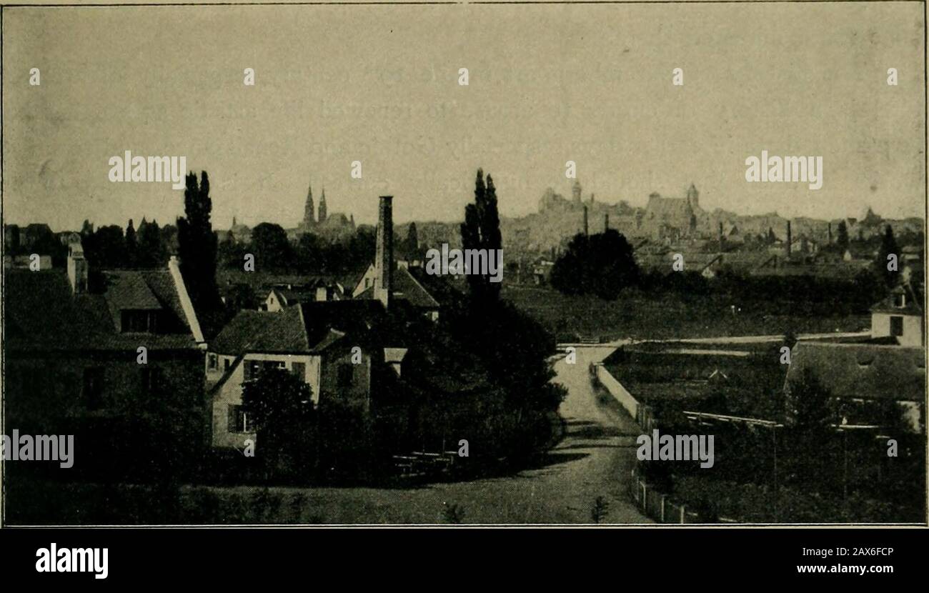 Nuremberg et son art à la fin du XVIIIe siècle. . Fig. 122. St, Église Egidius. Photo de F. Schmidt.. Fig. 123. Vue de Nuremberg depuis le sud-est.Photographie par F. Schmidt. CONCLUSION. La splendeur de Nuremberg s'était entièrement enragée au cours des 17* et 18^ siècles, et elle a cessé après cela d'être une ville indépendante. Lorsqu'il est entré au cours du siècle iq**, ses finances étaient dans le désordre, sans idéaux inspirants et politiquement impuissants. Le commerce, qui avait jeté les bases de son pouvoir unique et de sa grandeur, était complètement paralysé, la vie industrielle manquait Banque D'Images